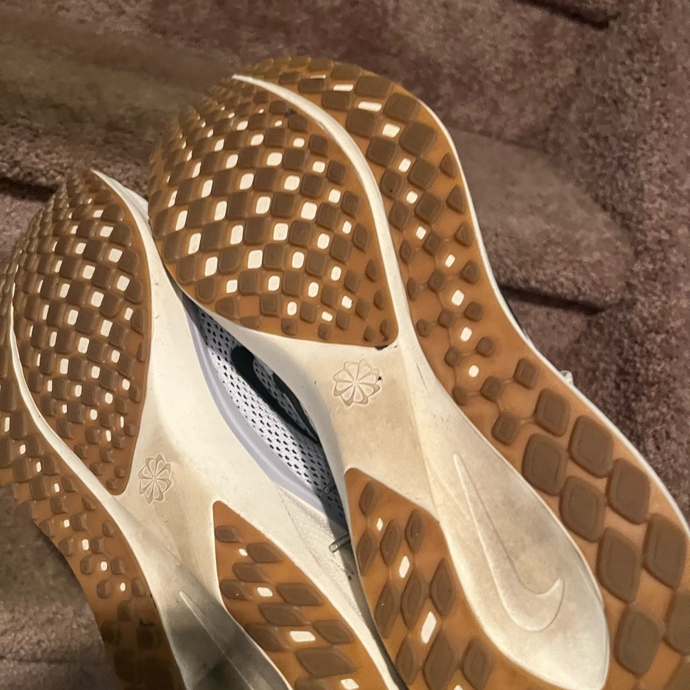 Beautiful Nike Air Zoom Cream Running Shoes size 9. Great for any athlete. - Picture 4 of 8